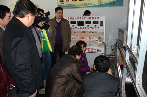 石河子大學(xué)研發(fā)的自走式番茄收獲機進入中試階段