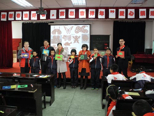 東亞銀行烏魯木齊分行攜手新疆教育廳資助基金會(huì)迎春送好書(shū)