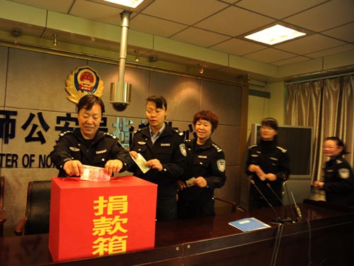 新疆兵團二師公安開展“奉獻愛心、攙扶生命”巾幗志愿幫扶救助行動