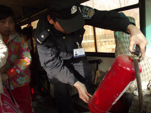 新疆兵團(tuán)二師公安機(jī)關(guān)檢查校車安全