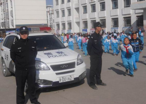 奎屯公安深入學(xué)校開(kāi)展“安全教育日”校園宣傳和演練活動(dòng)