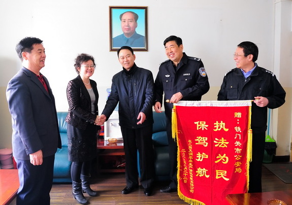 熱心服務(wù)企業(yè) 錦旗相送表謝意