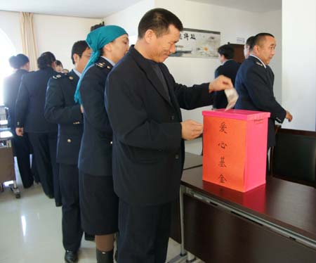 青河國稅干部創(chuàng)辦愛心基金幫助貧困家庭