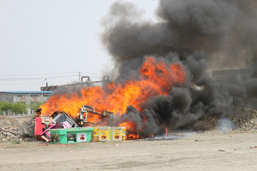 奎屯市公安局開展集中統(tǒng)一銷毀涉賭游戲機專項行動