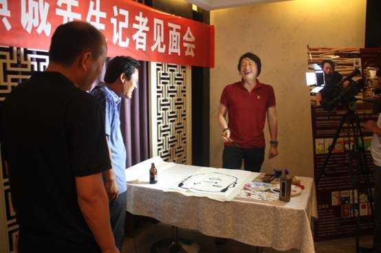 國際風箏都有了第一張漫畫名片《漫畫濰坊》問世<BR>----《漫畫濰坊》新書發(fā)布，王麒誠多彩漫畫詮釋風箏文化