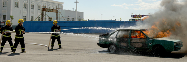 新疆克拉瑪依市綠絲帶志愿者開展車輛自燃自救實操演練 提高安全意識
