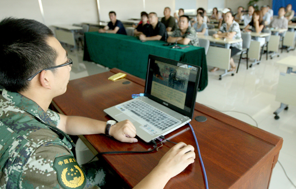 新疆克拉瑪依市綠絲帶志愿者開展車輛自燃自救實操演練 提高安全意識