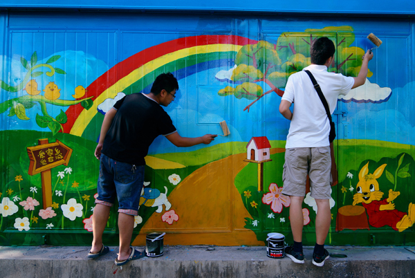 配電箱變身卡通屋 石大美術(shù)學(xué)子牛刀小試