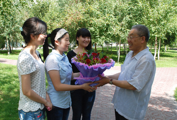 援疆教師捐資助學(xué) 心懷大愛(ài)感動(dòng)石大