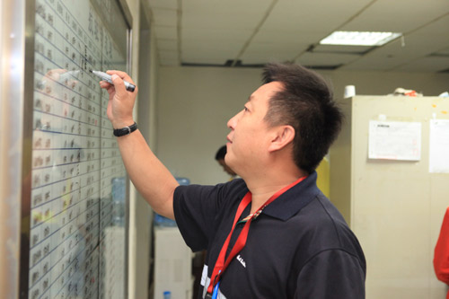 日裝行李近萬件 機(jī)型特點(diǎn)“門兒清”：探訪航空貨運(yùn)監(jiān)裝員