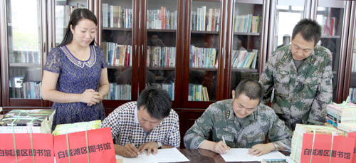 新疆克拉瑪依：擁軍圖書進(jìn)軍營(yíng)