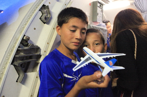 南航愛(ài)心助飛和田鄉(xiāng)村小學(xué)足球隊(duì)赴烏參賽