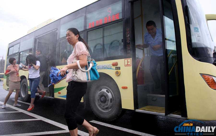 克拉瑪依舉行公交車(chē)輛突發(fā)火災(zāi)逃生疏散演練