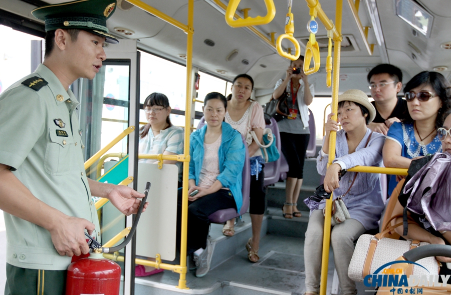 克拉瑪依舉行公交車輛突發(fā)火災(zāi)逃生疏散演練