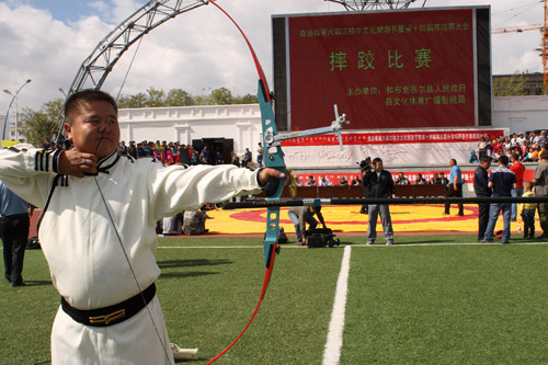 新疆·和布克賽爾縣千里賽馬比賽吸引八方游客