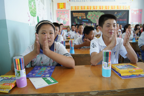 新疆九型教練創(chuàng)始班愛心企業(yè)家牽手共青團(tuán)農(nóng)場學(xué)校貧困學(xué)子