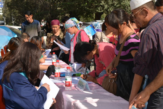 霍城縣在鄉(xiāng)鎮(zhèn)舉辦五場招聘會(huì)