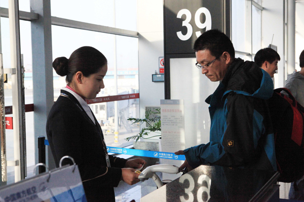 國慶黃金周南航在疆運(yùn)送旅客18萬人 錯峰出行成亮點(diǎn)