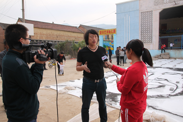 藝術(shù)家王麒誠(chéng)成功創(chuàng)作中國(guó)最大寫意水墨漫像