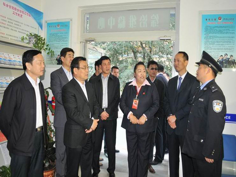 伊犁州黨委書記蒞臨團結(jié)路派出所檢查指導警務室工作