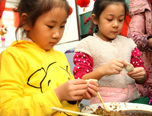 新疆克拉瑪依：包餃子迎馬年
