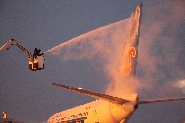 烏魯木齊迎最強寒流 飛機除冰師冒嚴寒高空除冰