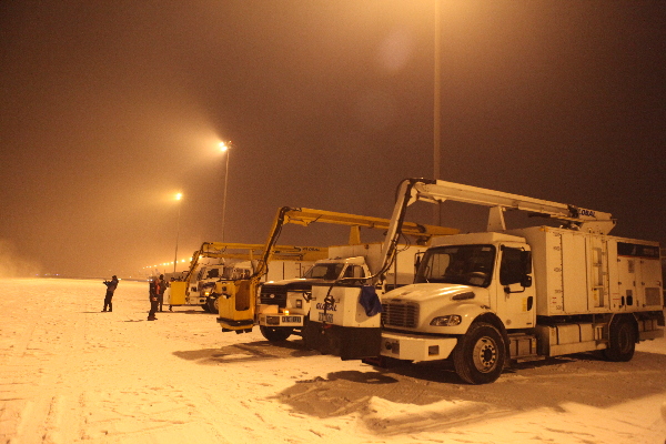 烏魯木齊迎最強寒流 飛機除冰師冒嚴寒高空除冰