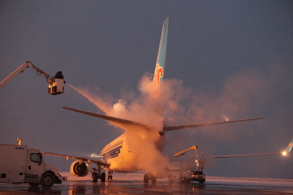 烏魯木齊迎最強(qiáng)寒流 飛機(jī)除冰師冒嚴(yán)寒高空除冰