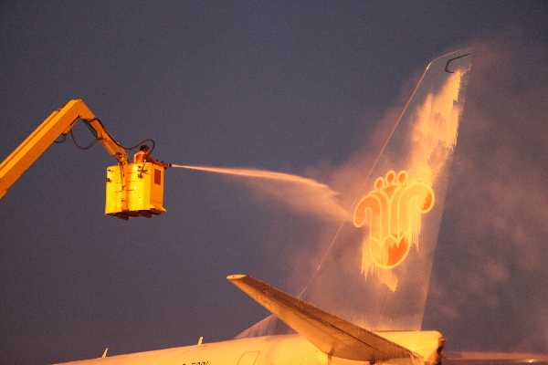 烏魯木齊迎最強(qiáng)寒流 飛機(jī)除冰師冒嚴(yán)寒高空除冰