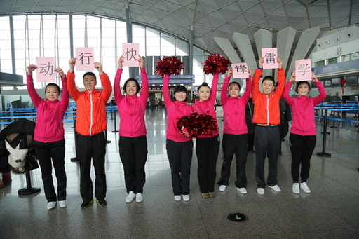 健美操跳進(jìn)候機(jī)樓 南航“快閃”號召學(xué)習(xí)雷鋒“快行動(dòng)”