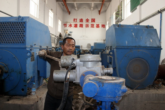 新疆兵團(tuán)第六師共青團(tuán)農(nóng)場運(yùn)用全國領(lǐng)先的滴灌技術(shù)節(jié)水效果明顯