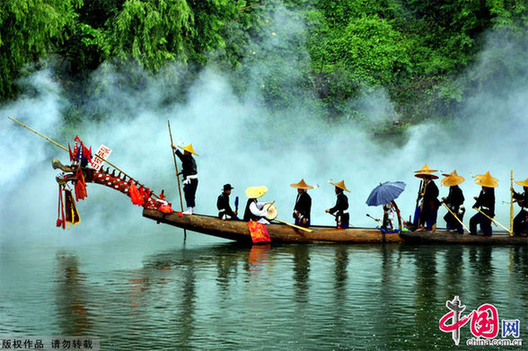 貴州施洞苗族同胞歡度獨木龍舟節(jié)[組圖]