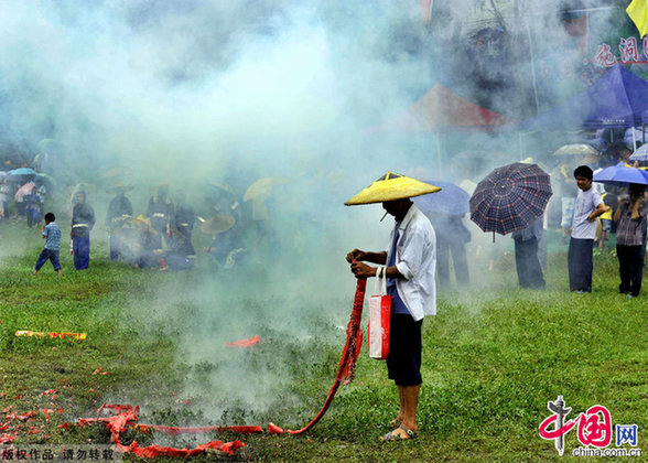 貴州施洞苗族同胞歡度獨木龍舟節(jié)[組圖]
