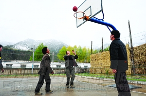 恩達:軍民一家樂融融