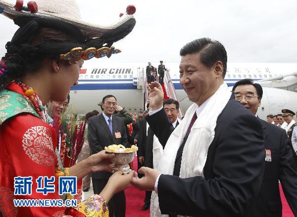 習(xí)近平率中央代表團飛抵拉薩 出席西藏和平解放60周年慶?；顒?/></p>

<p>7月17日，以中共中央政治局常委、國家副主席、中央軍委副主席習(xí)近平為團長的中央代表團飛抵拉薩，出席西藏和平解放60周年慶?；顒?。中央代表團在機場受到西藏各族群眾的熱烈歡迎。新華社記者蘭紅光攝</p>

<p align=