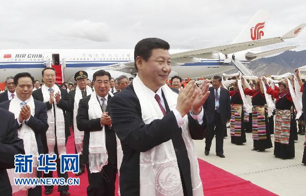 習(xí)近平率中央代表團飛抵拉薩 出席西藏和平解放60周年慶?；顒?/></p>

<p>7月17日，以中共中央政治局常委、國家副主席、中央軍委副主席習(xí)近平為團長的中央代表團飛抵拉薩，出席西藏和平解放60周年慶祝活動。中央代表團在機場受到西藏各族群眾的熱烈歡迎。新華社記者蘭紅光攝</p>

<p>西藏自治區(qū)黨委書記張慶黎、自治區(qū)人大常委會主任向巴平措、自治區(qū)人民政府主席白瑪赤林等在舷梯下迎候。600多名群眾身著節(jié)日盛裝，跳起歡快的藏族舞蹈，揮動五彩的花束，向來自北京的貴客敬獻哈達、青稞酒和象征五谷豐登的切瑪。</p>

<p>節(jié)日的拉薩充滿喜慶的氣氛。中央代表團在拉薩市區(qū)受到熱烈歡迎。道路兩旁身著民族服裝的各族群眾奏起鼓樂，載歌載舞，表達心中的喜悅和感激之情。習(xí)近平等走下車時，7位少先隊員迎上前去敬獻鮮花。習(xí)近平肩披潔白的哈達，走向歡迎的人群，與大家親切握手問候。</p>

<p>中央代表團是于17日上午乘專機離開北京前往拉薩，出席西藏和平解放60周年慶祝活動的。代表團由59人組成，成員中有中央和國家機關(guān)有關(guān)部門負責(zé)人、對口支援西藏的有關(guān)省市負責(zé)人等。</p>

<p>來源：新華網(wǎng)  編輯：段若蘭</p>

<p> </p>
</div>
</div>

<div width=