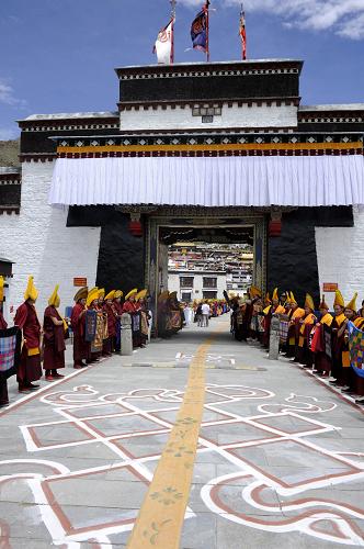 班禪活佛結(jié)束在拉薩的佛事、社會活動抵達(dá)日喀則