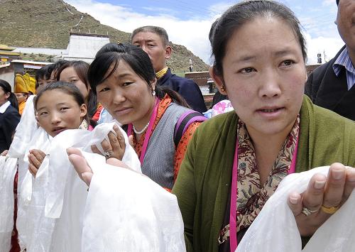 班禪活佛結(jié)束在拉薩的佛事、社會活動抵達(dá)日喀則