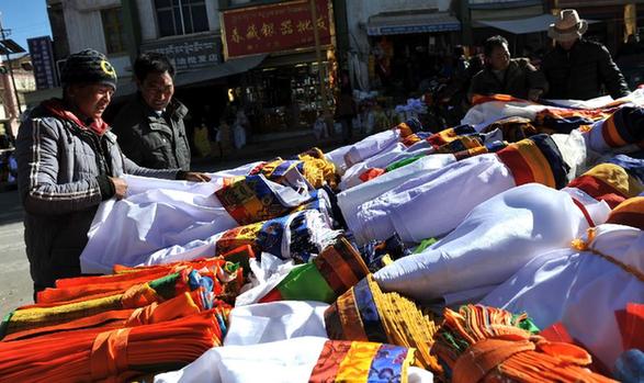 酥油奶渣人參果　日喀則農(nóng)牧民購(gòu)置年貨忙