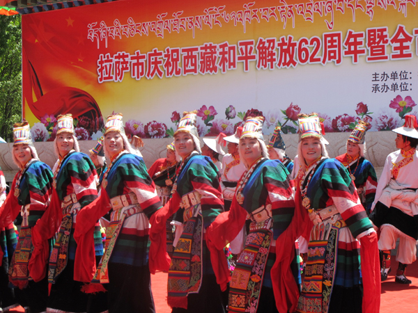 西藏各族群眾載歌載舞慶祝西藏和平解放62周年