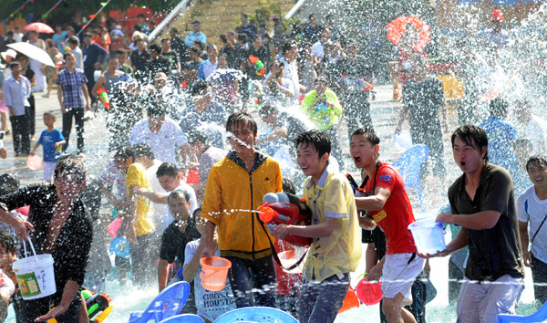傣寨歡度潑水節(jié)