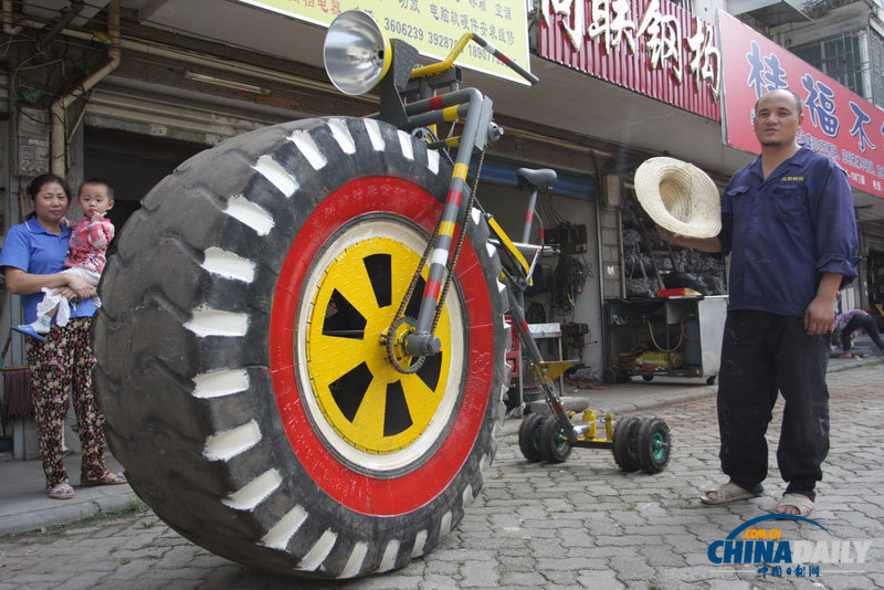 桂林：焊工自制巨無(wú)霸自行車 長(zhǎng)2.7米高1.9米