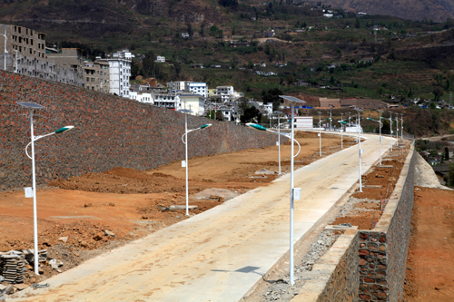 云南巧家縣大寨鎮(zhèn)新裝126盞LED太陽能路燈