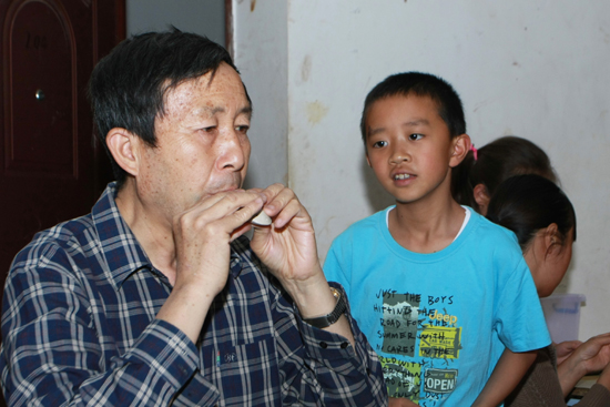 昆明:十余名小學生到文化傳習館學手藝