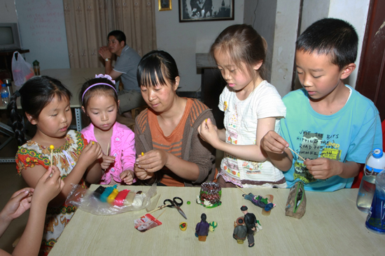 昆明:十余名小學生到文化傳習館學手藝