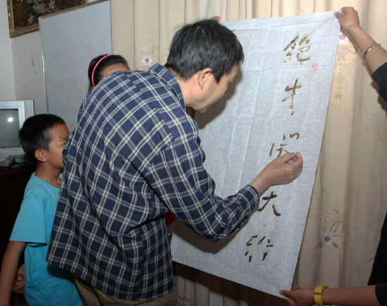 昆明:十余名小學生到文化傳習館學手藝