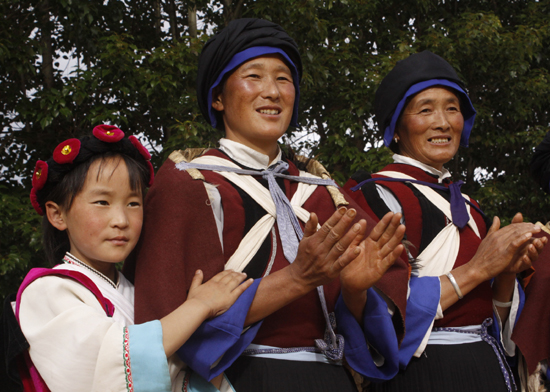 云南麗江傳習(xí)東巴文化 學(xué)校教育民間活動并進(jìn)