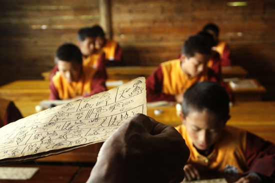 云南麗江傳習(xí)東巴文化 學(xué)校教育民間活動并進(jìn)