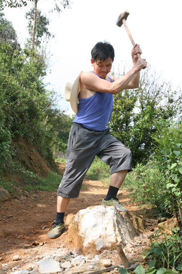 云南祿勸：孫顯才義務(wù)修路搭橋26年