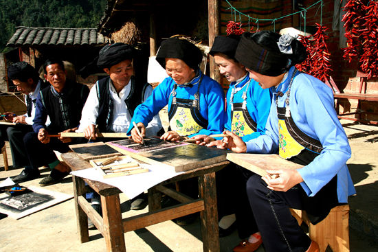 云南馬關(guān):壯族農(nóng)民雕刻壯鄉(xiāng)文明